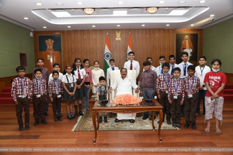 విద్యార్థులతో హోలీ జరుపుకున్న ఉపరాష్ట్రపతి